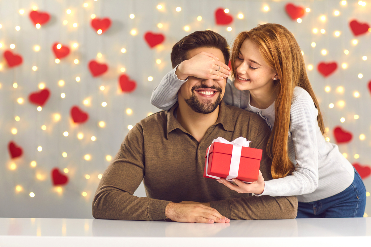 Idei de cadouri pentru iubitul soț de Ziua Îndrăgostiților pe 14 februarie 2023