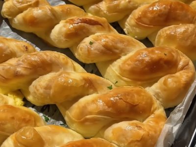 Plăcinte Foioase cu Brânză la Cuptor