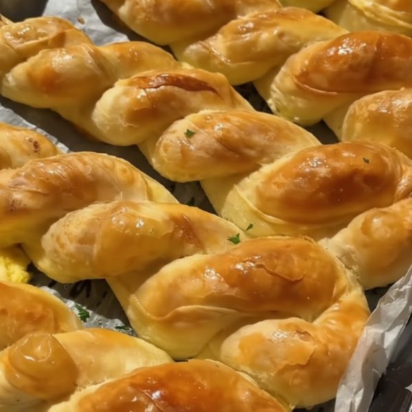 Plăcinte Foioase cu Brânză la Cuptor