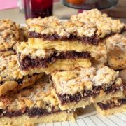 Prăjitură cu Aluat Răzuit și Gem de Prune