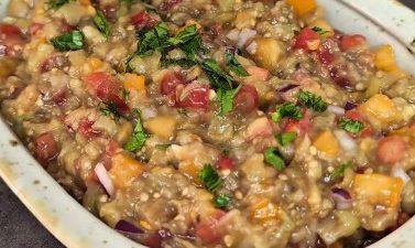 Salată de Vinete Coapte cu Ardei și Roșii
