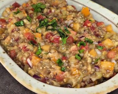 Salată de Vinete Coapte cu Ardei și Roșii