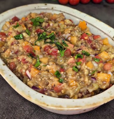 Salată de Vinete Coapte cu Ardei și Roșii