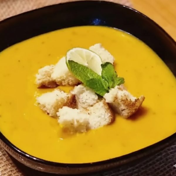 Supă Cremă de Dovleac cu Ghimbir și Lapte de Cocos