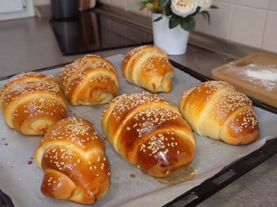 Cornuri Pufoase cu Brânză și Cașcaval