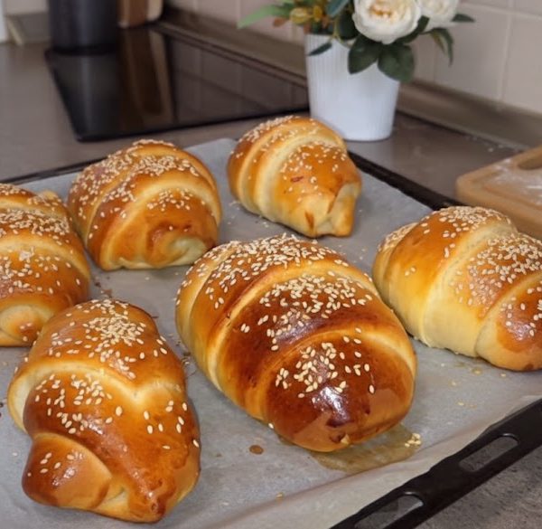 Cornuri Pufoase cu Brânză și Cașcaval