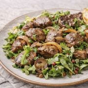 Salată Caldă cu Ficat de Pui și Ciuperci: Un Prânz Gourmet în 15 Minute